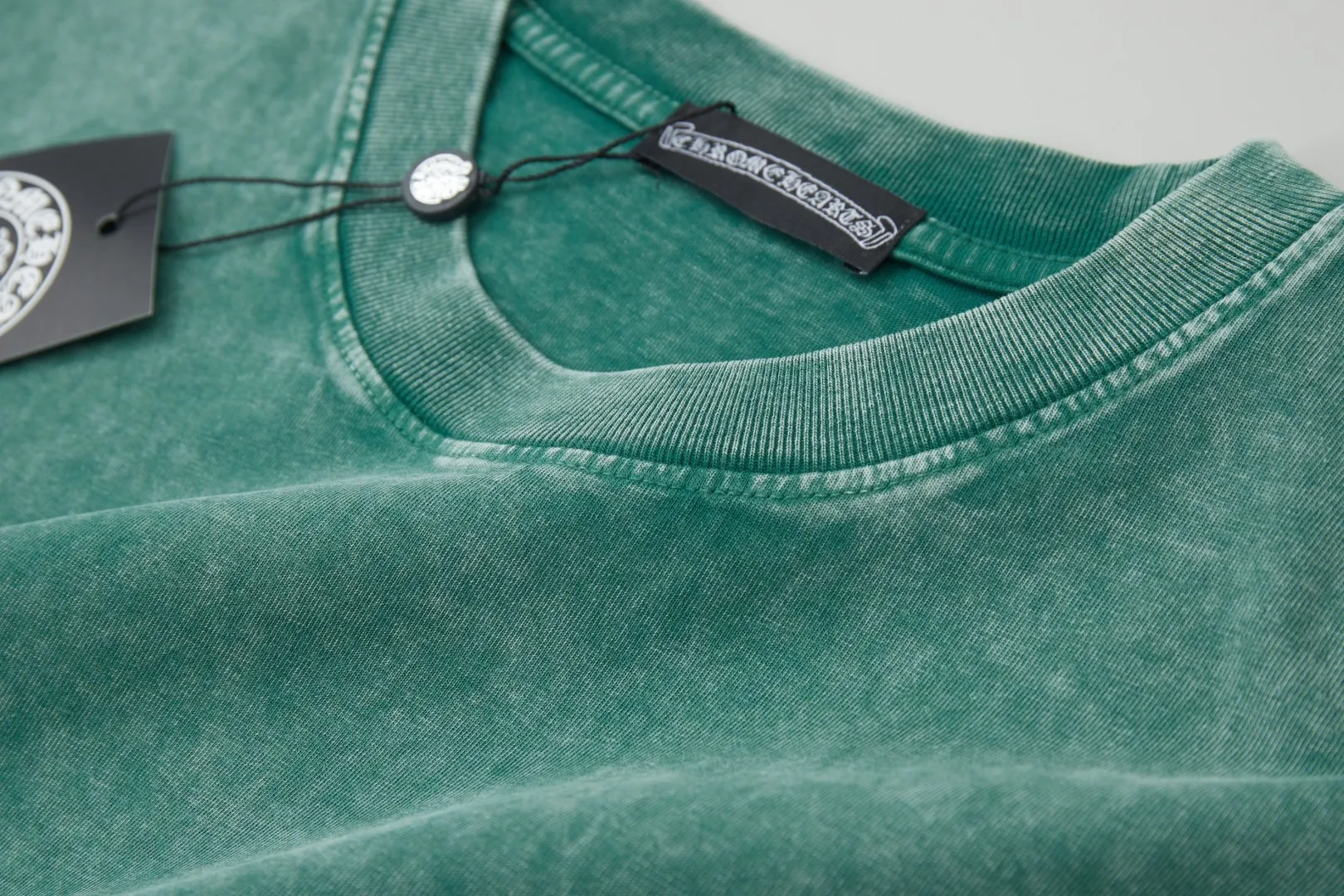 🅿️240 ✨CH✨🆕25SS spring and summer new style ✝Fresh rhinestone short sleeves Light luxury essential item for daily commuting for men and women Correct version Welcome to compare Detailed features · 280g 100% pure cotton double yarn jersey fabric · Custom dyed in the same vat, special thickened 32 count double-ply 1X1 thread · Imported Australian pearlescent diamonds✝patterns➕hardware nuts are stamped at high temperature. Ready-made garments are dyed, then faded and fried with snowflakes and frayed. Then washed to make them look old. General washing improves the effect · Double-needle stitching and seam-crossing process · Original main mark washed tag brand moisture-proof paper packaging Color: black/green/red/blue Size: S/M/L/XL